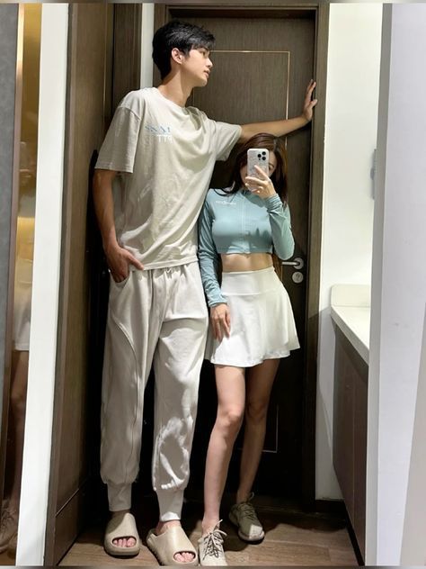 Ulzzang Couple Height Difference, Couple Goal Height Difference, Height Difference Art Reference, Korean Couple Height Difference, Height Difference Couple Art, 6ft And 5ft Couple, 40 Cm Height Difference Couple, Big Height Difference, Huge Height Difference Couple