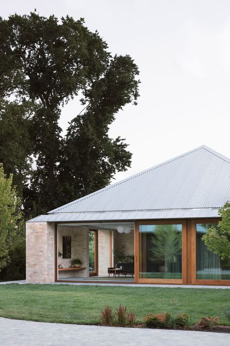 Kyneton House, Kaufmann House, Melbourne Apartment, Simple Floor Plans, Recycled Brick, Angled Ceilings, Town Building, Top Architects, Australian Architecture