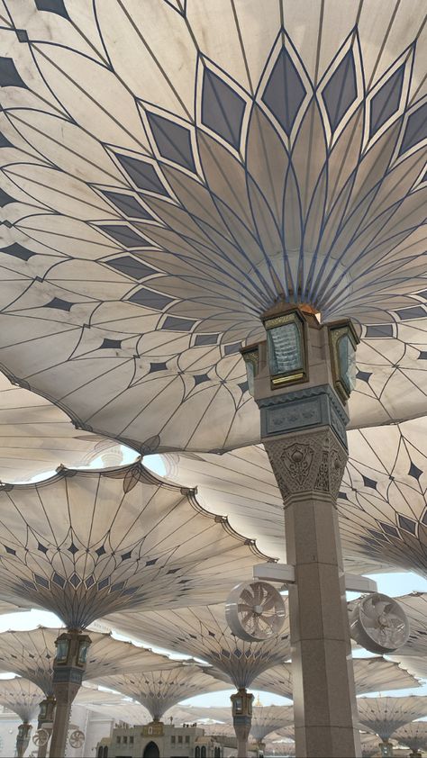 Medina Islam, Umbrella Wallpaper, Masjid Nabawi, Mosque Art, Picture Boards, Umbrella Designs, Islamic Architecture, Makkah, Mecca