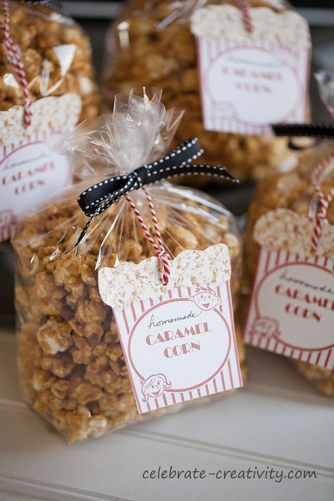 caramel corn packaging Candy In A Cup Gift Party Favors, Snack Packaging Ideas, Candy Packaging Ideas, Home Made Caramel, Bake Sale Ideas, Homemade Caramel Corn, Bake Sale Treats, Treat Packaging, Bake Sale Packaging