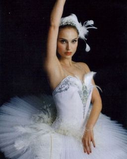 Costume Ideas for Women: How to Create the Perfect White Swan ... Black Swan Film, Natalie Portman Black Swan, Mathilda Lando, Black Swan Movie, Black Swan 2010, Black Swan Costume, Arizona Robbins, White Tutu, Swan Queen