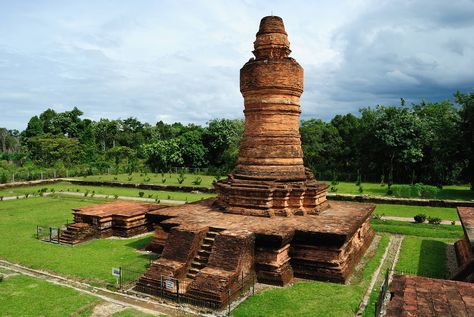 Sriwijaya: Kerajaan Maritim di Nusantara Buddhist Architecture, Kampar, Temple Pictures, Indonesian Art, Life Hacks For School, Buddhist Temple, Ancient Jewelry, Ancient Architecture, Architecture Sketch