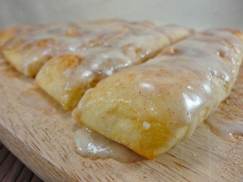 pizza dough cinnamon sticks Cinna Sticks, Pillsbury Pizza Crust Recipes, Store Bought Pizza Dough, Refrigerated Pizza Dough, Pizza Crust Recipe, Pizza Recipes Dough, Dough Recipe, Homemade Pizza, Pizza Dough