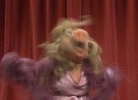 Miss Piggy Aesthetic, Photo Tips Poses, Ms Piggy, Piggy Muppets, Miss Piggy Muppets, The Muppet Show, Fashion Content, Miss Piggy, Kermit The Frog