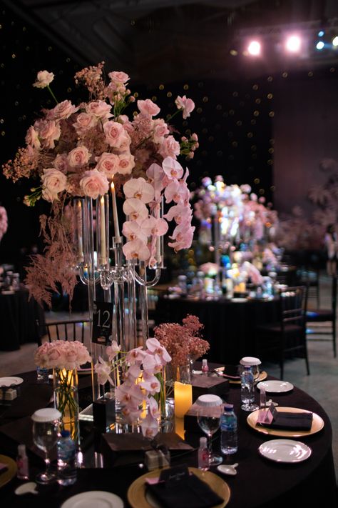 Decor: Royaldesign Stylist: Lxe moments Lighting: Lumens Modern Black & Pink Wedding Decoration Pink Black Wedding Ideas, Black And Peach Wedding Decor, Blush Pink And Black Wedding Receptions, Pink Black And Gold Wedding Decor, Black And Blush Wedding Decor Centerpiece Ideas, Pink Wedding Theme Black People, Pink Grey And Black Wedding Color Schemes, Black White And Pink Wedding Reception, Black Pink And White Wedding