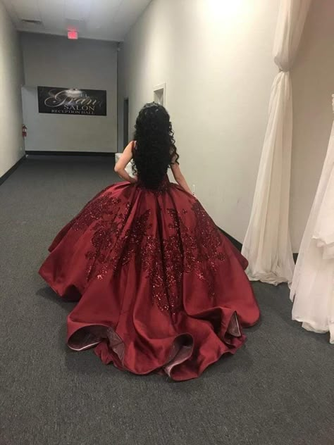 Quince Dress Burgundy, Burgundy Quinceanera Dresses With Tail, Red With Black Quinceanera Dresses, Velvet Red Quinceanera Dresses, Quince Dresses Elegant, Burgundy Dress Quinceanera, Burgundy Quince Dresses Quinceanera, Quince Dresses Wine Red, Burgundy Black And Gold Quinceanera