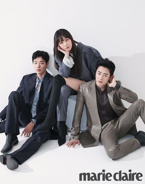 Jun Yeol, Family Photo Studio, Group Photo Poses, Group Picture Poses, Ryu Jun Yeol, Jo Jung Suk, Gong Hyo Jin, Marie Claire Korea, Group Poses