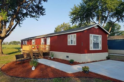 Trailer Remodel Single Wide Exterior, Mobile Home Painting Exterior, Mobile Home Landscaping Ideas, Mobile Home Landscaping, Mobile Home Redo, Double Wide Home, Mobile Home Exteriors, Mobile Home Makeovers, Mobile Home Renovations