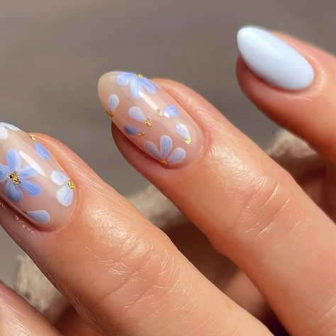 Nails By DanielleKatie on Instagram: "I’m here for all the floral nail art 🙌🏻🌸🩵  @theprogeluk Wave, Tide & Sophia 🩵  @nailstampingqueenuk gold leaf ✨  Use my BA code DAN10 for a discount on your orders at checkout 🩵  Inspo: @cg.nailsvd 🩵  #springnails #springnailart #nailart #nailartaddict #theprogeluk #nailstampingqueenuk #pastelnails #seasonalnails #floralnails #floralnailart #flowernails #abstractnailart #prettynails #nailsonfleek #nailsonpoint #showscratch #nailitdaily #nailinspiration #nailideas #nailinspo #simplenails #simplenailart #bluenails💙 #bluenails #shinynails #healthynails #naillove #nailsofinstagram #nailobsession #nailworld" Nail Art Fleur, Short Oval Nails, Light Blue Nails, Floral Nail Designs, Cute Spring Nails, Summery Nails, Blue Nail, Nails Polish, Spring Nail Art