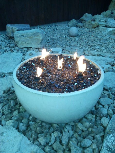 A fire pit in a pot using reflective glass pieces and small tiki torches. Tiki Fire Pit, Torches Tiki, Diy Fire Pit Ideas, Tabletop Fire Bowl, Fire Pit Furniture, Tiki Torches, Diy Fire Pit, Photography Beach, Backyard Fire