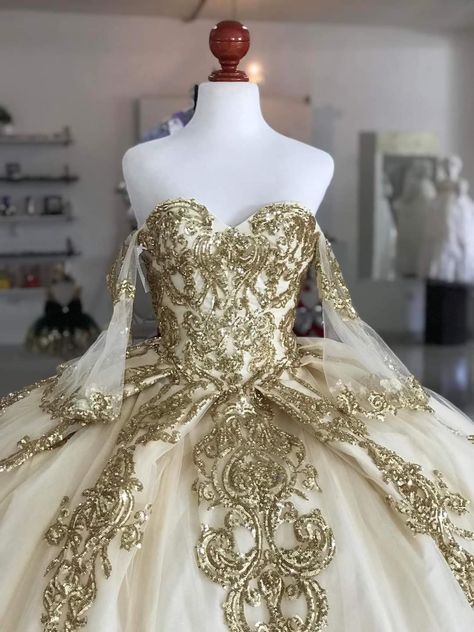 White Dama Dresses, Champagne Sweet 16, White Quince Dress, Quinceanera Outfit, Gold Quinceanera Dress, Debut Gown, Quinceanera Dress Ideas, Champagne Quinceanera, Debut Dress