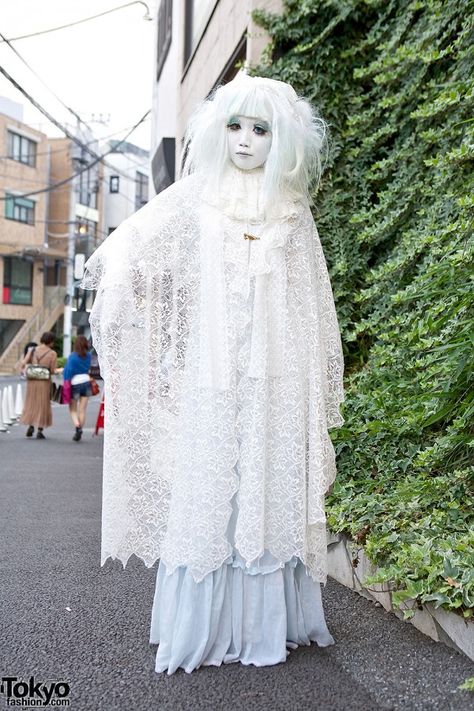 Japanese shironuri artist Minori with an unworldly white lace look on Cat Street in Harajuku Shironuri Fashion, Sanrio Costumes, Folklore Fashion, White Goth, Harajuku Fashion Street, Harajuku Girls, Tokyo Street Style, 2013 Fashion, News Article