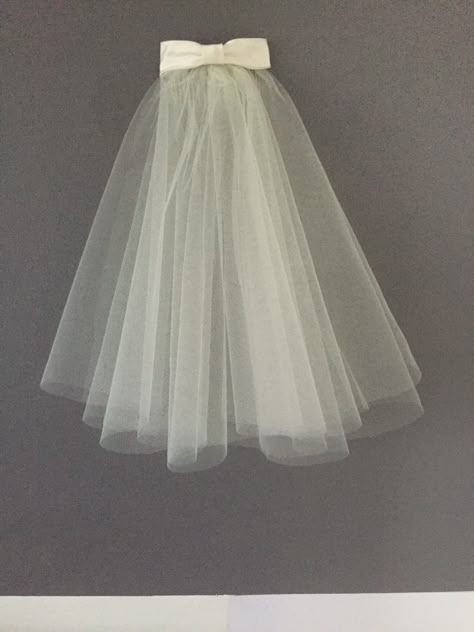 Short Bride Veil, Short Veil With Bow, Wedding Veil Bow, Viels Wedding Veils Hair Down, Viels Wedding, Bride Veil Short, 50s Inspired Wedding, Bridal Hair Ribbon, Modern Short Wedding Dress