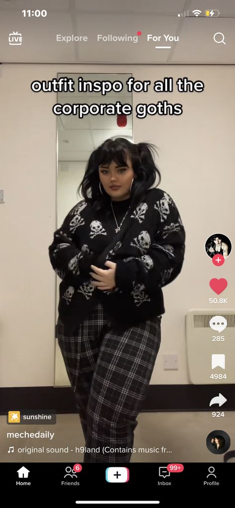 Simple Alternative Outfits Plus Size, Fat Alternative Fashion, Mid Size Goth Outfits, Goth Midsize, Alt Outfits Plus Size, Chubby Goth Outfit, Goth Teacher, Comfy Goth Outfits, Plus Size Goth Outfits