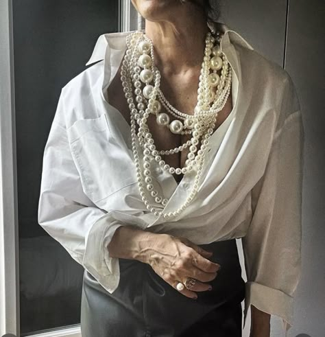 Pearl Necklace Outfit, Elegante Y Chic, Style Casual Chic, Ageless Style, Jewelry Fashion Trends, Classy Casual Outfits, New Hairstyle, Classy Casual, Looks Style