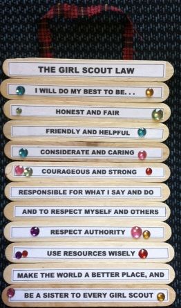 Brownie Activities Ideas, Girl Scout Law Activities, Girl Scout Promise Craft, Girl Scout Law Craft, Girl Scout Brownies Meetings, Girl Scouts Games, Girl Scout Daisy Activities, Girl Scout Meeting Ideas, Girl Scout Promise