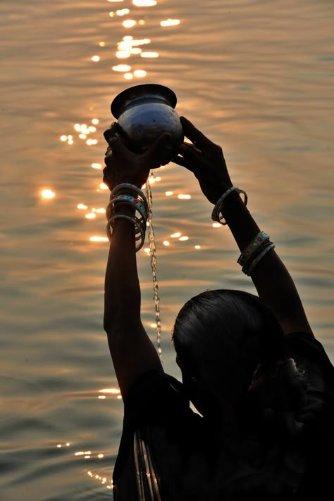 Chath Puja Image, Chhatpuja Photo, Chhath Puja Aesthetic Pics, Bihari Culture Aesthetic, Chhat Puja Aesthetic, Chhath Puja Photography Bihar, Bihar Culture Aesthetic, Chath Puja Pic, Chatpuja Images