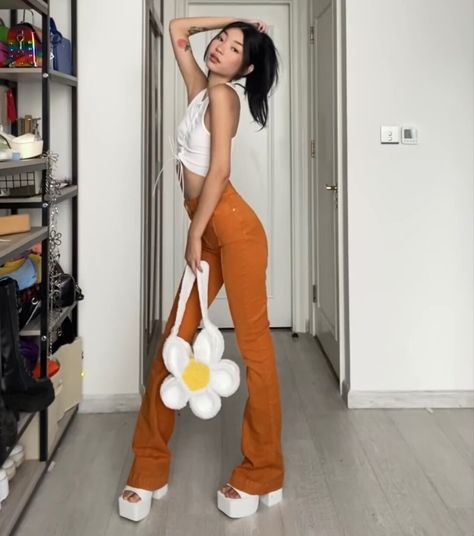 Daisy flower bag with white crop top and brown flared pants, paired with white chunky heels. Chunky White Heels Outfits, White Chunky Heels Outfit, White Chunky Heels, Platform Pumps Outfit, Chunky Heels Outfit, White Heels Outfit, Brown Flare Pants, Pumps Outfit, Brown Flares