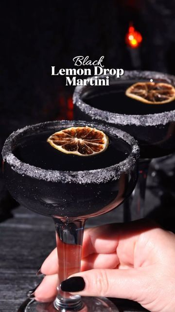 Thirsty Bartenders on Instagram: "✨🖤Let’s make a black lemon drop martini! Halloween cocktail #11 🍋🖤 You can’t go wrong with a lemon drop martini. This is a crowd pleaser. With the addition of edible black glitter, this is the perfect cocktail for a Halloween girl dinner! ✨ Black Lemon Drop Martini recipe: 🖤 .5 oz lemon juice 🖤 .75 oz simple syrup 🖤 2 oz citron vodka 🖤 edible black glitter 🖤 dehydrated lemon wheel garnish #girlsnightin #halloweendrink #halloweencocktail #blackcocktail" Halloween Martini Recipes, Lemon Drop Martini Recipe, Halloween Martini, Easy Halloween Cocktails, Halloween Drinks Alcohol, Drink Garnishing, Lemon Drop Martini, Halloween Cocktail, Mixed Drinks Alcohol