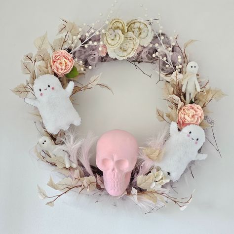 Beautiful handmade Halloween wreath. Pastel Halloween Wreath, Pink Halloween Wreath, Craft Halloween, Boho Halloween, Halloween Pink, Witch Wreath, Fun Halloween Decor, White Witch, Halloween Inspo