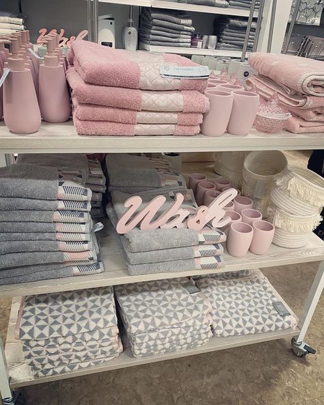 Rachel 💓 on Instagram: “LOVING this pink and grey bathroom collection in @shopmatalan 😍💓 #bathroom #bathroomdecor #towels #homeware #shop #shopping #home #house…” Small Bathroom Ideas Pink And Grey, Pink And Silver Apartment Decor, Pink And Grey Kitchen Decor, Pink And Grey Bathroom Ideas, Pink Grey Bathroom, Blush Pink Bathroom Decor, Pink And Grey Bathroom Decor, Pink And Gray Bathroom, Daisy Bathroom