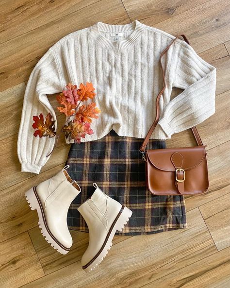 @flat.lay.of.the.day on tiktok Flat Lay Photography Clothing, Flat Lay Photography Fashion, Classy Flats, Flat Lay Outfit, Dark Academia Fashion, Academia Fashion, Thrifted Outfits, Flatlay Styling, Flat Lay Photography