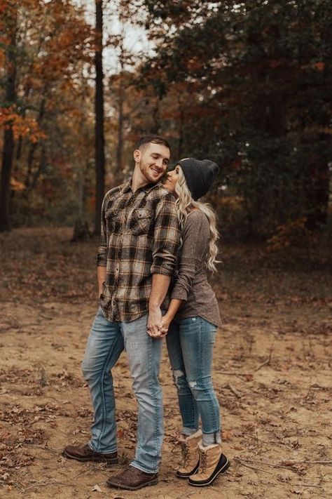 Shooting Photo Couple, Fall Couple Pictures, Portret Feminin, Fall Couple Photos, Shooting Couple, Fall Photo Shoot Outfits, Engagement Picture Outfits, Fall Engagement Pictures, Couple Engagement Pictures