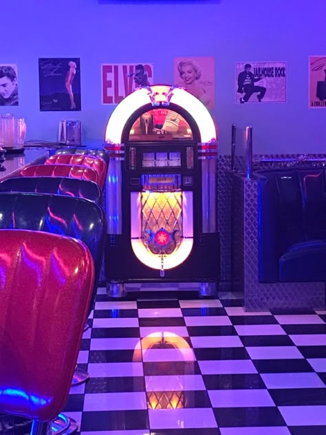 80s Jukebox Aesthetic, Neon Diner Aesthetic, Retro Jukebox Aesthetic, 50s Asthetic, Jukebox Aesthetic, House Party Aesthetic, 80s Aesthetic Wallpaper, Diner Aesthetic, Glam House