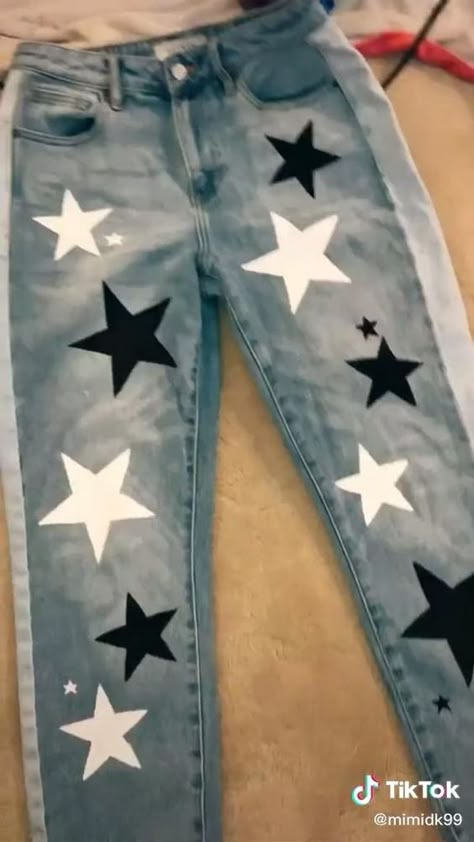 Red White And Blue Jeans Diy, Homecoming Diy Pants, Star Painted Jeans, Painting Ideas On Jeans Pants, Jeans For Homecoming, Spirit Day Jeans, Custom Clothes Jeans, Homecoming Painted Jeans, Ideas Para Pintar Jeans