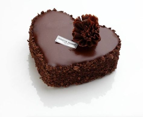 Patisserie Fine, Mini Torte, Chocolate Dreams, Valentine Desserts, Valentine Cake, Valentine Chocolate, Fancy Desserts, Chocolate Shop, French Pastries