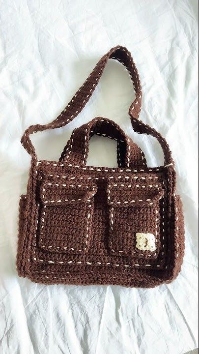 Crochet Accessories Bag, Crochet Bag With Compartments, Crochet Men Ideas, Crochet Message Bag, Messenger Bags Crochet, Dark Academia Crochet Ideas, Crochet Project For Men, Crochet Messenger Bag Tutorial, Crochet Pattern Free Bag