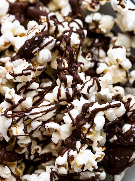 Drizzled Popcorn, Popcorn Recipes Chocolate, Chocolate Drizzled Popcorn, Snack Chocolate, Stovetop Popcorn, Puppy Chow Recipes, Chocolate Popcorn, Puppy Chow, Popcorn Recipes