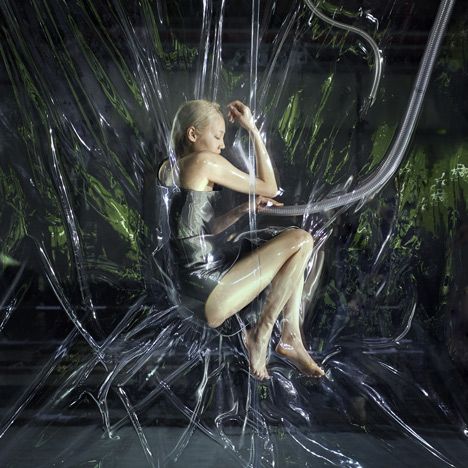 Vacuum-packed models installed at Iris van Herpen's Paris Fashion Week show Iris Van Herpen, Tim Walker, Paris Mode, Wallpaper Magazine, Edward Hopper, Big Photo, Stage Design, Installation Art, Paris Fashion