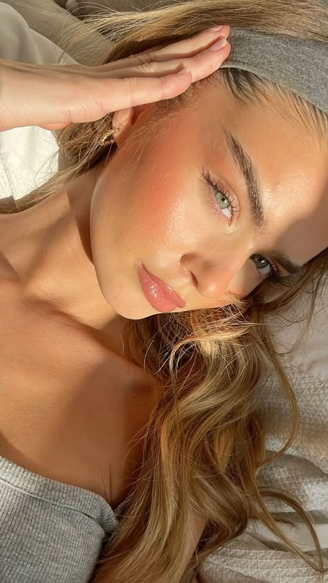 Bronzed Sunkissed Makeup, Golden Blonde Hair Green Eyes, Golden Hour Makeup Looks, Light Makeup Aesthetic, Sunkissed Makeup Natural, Day Time Makeup Looks, Golden Hour Makeup, Day Time Makeup, Sunkissed Selfie