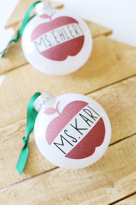 Cricut Ornaments, Vinyl Ornaments, Teacher Holiday Gifts, Cricut Christmas Ideas, Christmas Cricut, Teacher Ornaments, Teachers Diy, Vinyl Gifts, Diy Teacher Gifts