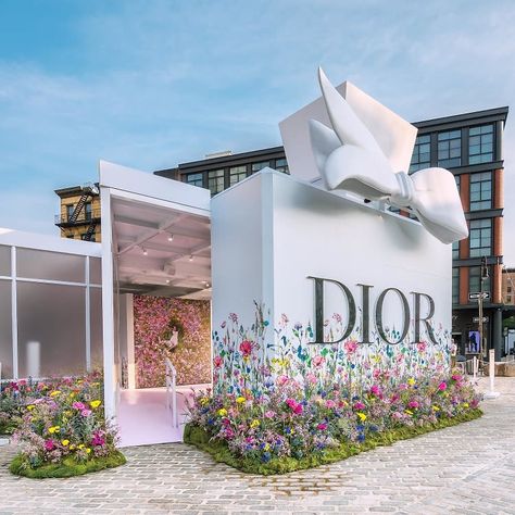 Dior Event, Event Booth Design, Dior Perfume, Marketing Photos, Paper Mache Sculpture, Experiential Marketing, Color Fields, Creative Event, Dior Beauty