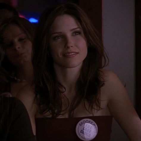 Brooke Davis Icons, Brooke Davis Aesthetic, Brooke Davis Hair, Brooke Aesthetic, One Tree Hill Brooke, 2000s Tv Shows, 1980s Aesthetic, Twd Comics, Film Reel