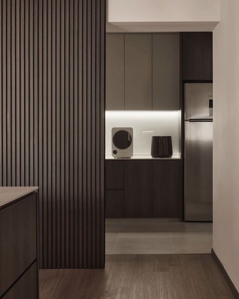 询设计 l Seekmedesign on Instagram: "| Modern • Contemporary • Minimalist | Designed fluted panel as a feature wall sliding door at kitchen entrance make the perfect conceal door at the same time practical from keeping the smell within kitchen area and away from living space. By SeekmeDesign" Conceal Door, Door Interior Design, Modern Contemporary Minimalist, Concealed Door, Fluted Panel, Invisible Doors, Kitchen Entrance, Modern Contemporary Home, Hidden Door