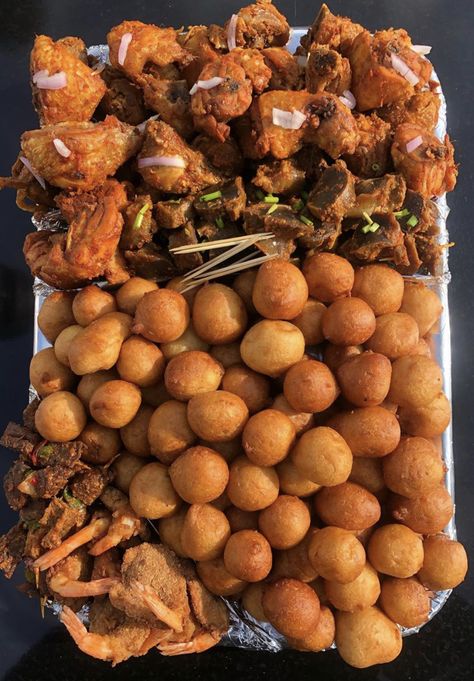 Small Chops Platter, Nigerian Party Food, Food Trays In Nigeria, Congo Food, Food Tray Ideas, African Snacks, Nigeria Food, Amazing Food Platters, African Recipes Nigerian Food