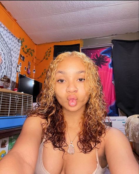 Dyed Hair For Light Skin, Blonde And Brown Hair Color Black Women, Perm Rods On Natural Hair, Rods On Natural Hair, Natural Hair Short, Mixed Girl Hairstyles, Dye Styles, Wig Installation, Braids Color