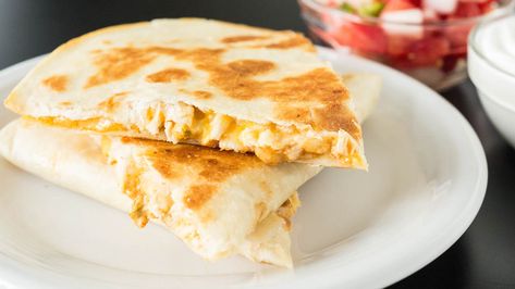 Copycat Taco Bell Quesadilla Recipe Taco Bell Quesadilla Sauce, Quesadilla Ingredients, Taco Bell Quesadilla, Cheese Quesadilla Recipe, Homemade Crunchwrap, Quesadilla Recipes Easy, Taco Bell Recipes, Spanish Foods, Mexican Meals