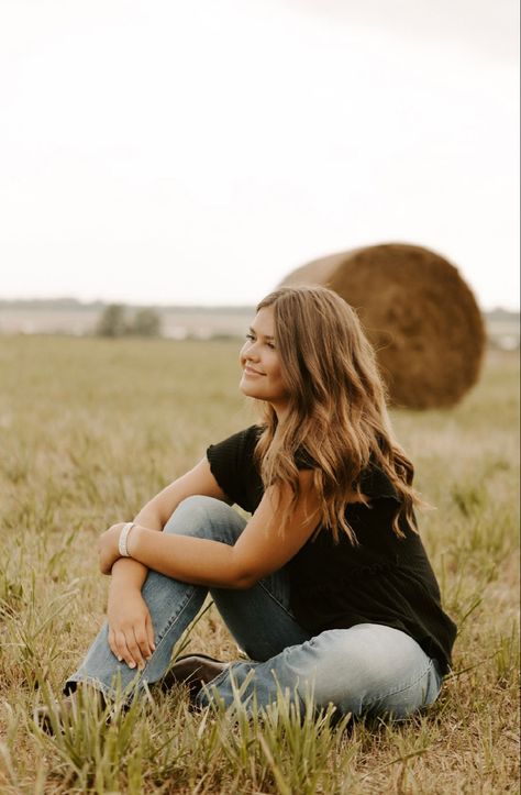 Senior Pictures On Hay Bales, Senior Picture Ideas 2024, Pasture Photoshoot, Senior Photos Country, Western Senior Pictures Outfit, Senior Picture Ideas Western, Western Senior Picture Ideas, Cowgirl Senior Pictures, Pretty Senior Pictures