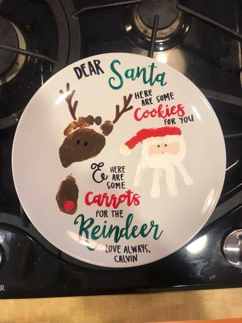 Santas Cookie Plate Diy, Christmas Plates Kids, Handprint Plate, Diy Christmas Plate, Christmas Footprint, Xmas Plates, Baby Christmas Crafts, Diy Christmas Cookies, Baby Art Crafts