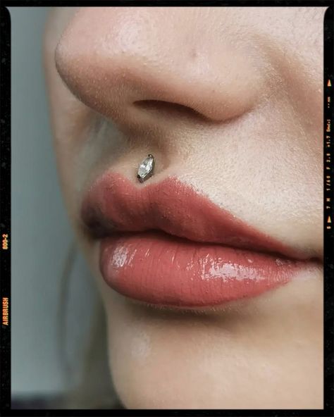 Medusa Piercing Idea - Lip Piercing Cute Medusa Piercing, Medusa Piercing Aesthetic, Piercings 2023, Medusa Piercings, Piercing Medusa, Medusa Piercing Jewelry, Real Men Real Style, App Filter, Face Jewelry