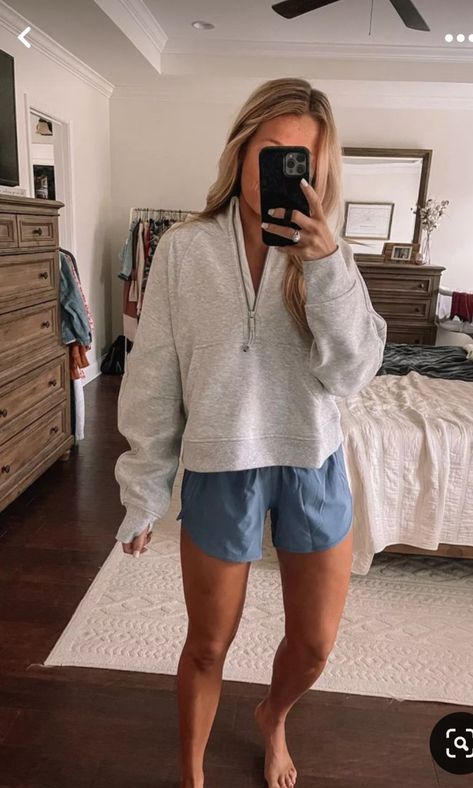 Work Athleisure Outfits Summer, Comfy Nanny Outfits, Feminine Athleisure Style, Chilly Summer Night Outfit, Casual Mom Outfits Summer, Athletic Mom Outfits, Athletic Work Outfit, Athletic Dress Outfit, Athletic Outfits Summer