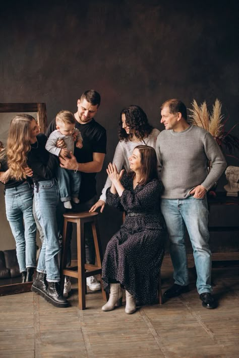 Family Pictures With Grandma, Adult Family Photography, Adult Family Poses, Adult Family Photos, Winter Family Photoshoot, Studio Family Portraits, Family Photo Studio, Big Family Photos, Family Park