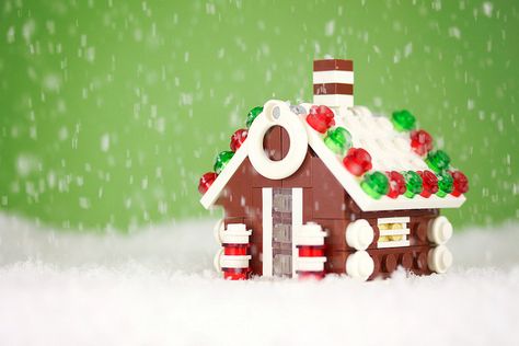 Build It Yourself: Gingerbread House by powerpig @Kylee Coles i don't know if you have the right legos for these, but these patterns are cool Christmas Legos, Lego Gingerbread House, Lego Christmas Ornaments, Lego Ornaments, Lego Winter, Diy Lego, Gingerbread House Kits, Lego Christmas, Lego Diy