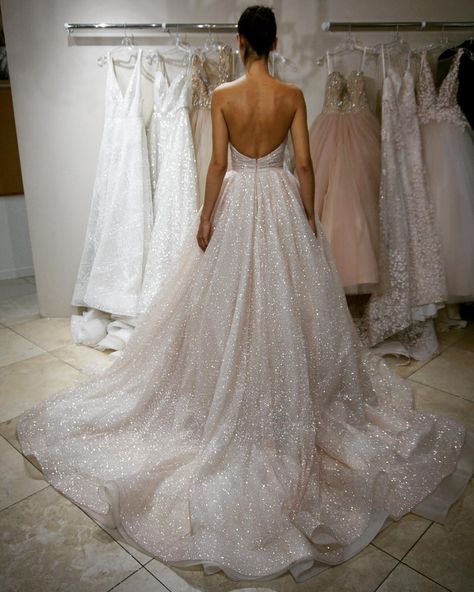 sparkly wedding dress with ball skirt Wedding Gaun, Wedding Dresses Near Me, Gaun Dress, Sweetheart Bridal Gown, Blush Pink Wedding Dress, How To Dress For A Wedding, Sparkly Prom Dress, Poses Wedding, Blush Wedding Dress