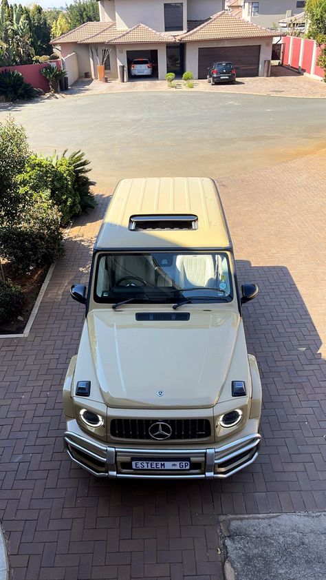 G Wagon White, Dream Cars Mercedes, Mercedes G Wagon, Lux Cars, Luxury Lifestyle Dreams, Classy Cars, G Class, Fancy Cars, Pretty Cars