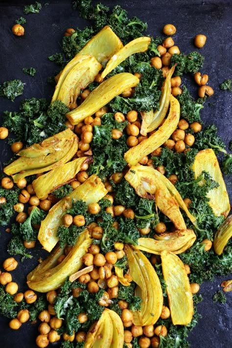 Turmeric Roasted Fennel, Chickpeas and Kale Salad - Nirvana Cakery Soy Rice, Fennel Recipes, Roasted Fennel, Warm Salad, Kale Salad, Roasted Veggies, Rice Vinegar, Healthy Nutrition, Chickpeas